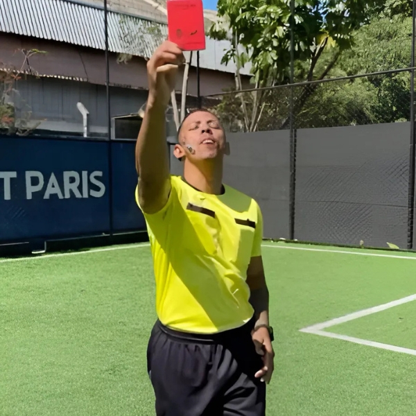 CRIANÇAS APITA O ÁRBITRO